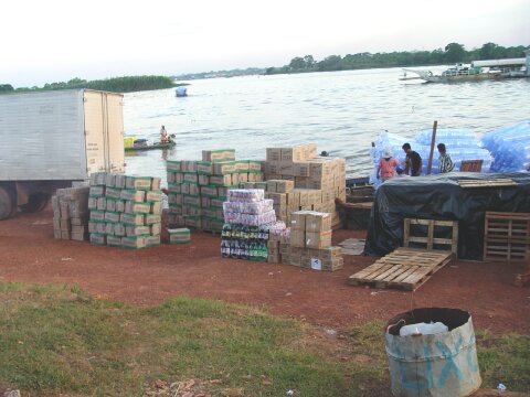 Do lado boliviano os produtos bsicos (Leite em p, Nescau, Farinha, Acar) so todos brasileiros, exportados por este porto
